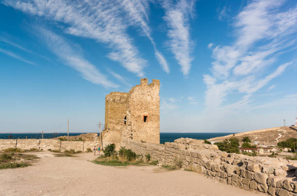 la antigua fortaleza genovesa de kafa en feodosia, en la costa del mar negro. la torre crisco, el bastión sur. atractivo turístico popular de la ciudad - kafa fotografías e imágenes de stock