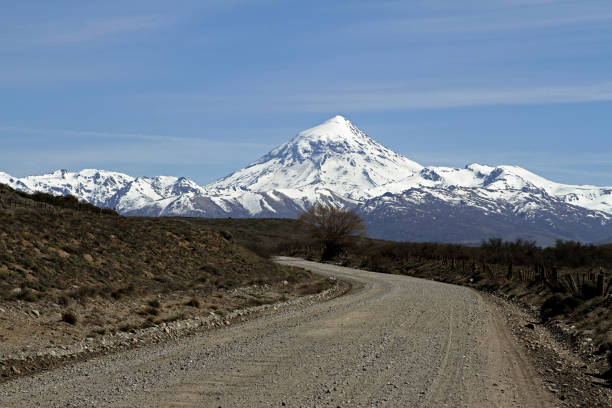 patagonia argentina paisajes montañas volcanes fauna lagos - neuquén fotografías e imágenes de stock