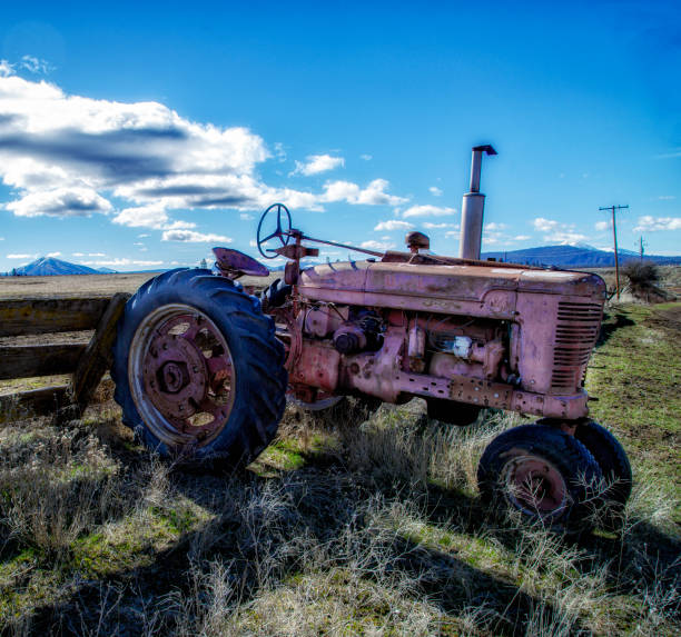 vieux tracteur - burney photos et images de collection