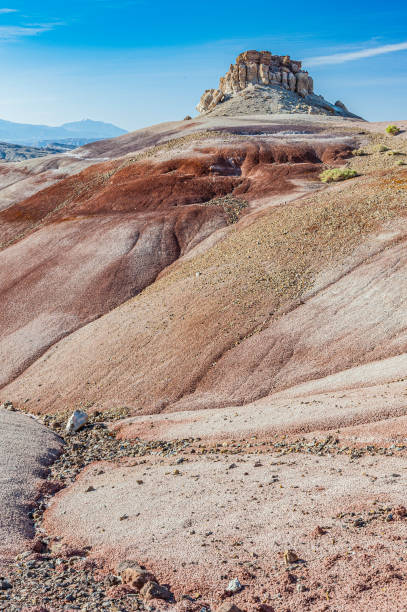 bentonite hills de cathadral valley no parque nacional capitol reef, utah. as colinas bentolinte são o membro de xisto da bacia brushy da formação morrison. formado por lama, lodo, areia fina e cinzas vulcânicas deitadas em cisnes e lagos cerca de 140  - cathedral - fotografias e filmes do acervo