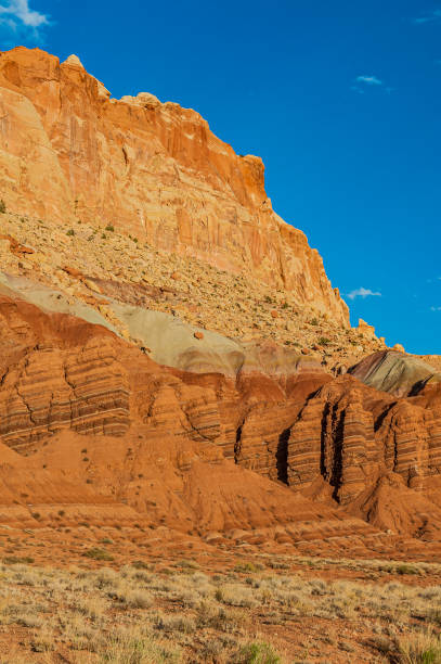 On the Scenic Drive in Capitol Reef National Park. From the top down Wingate Sandstone, Chinle Formation, and Moenkopi Formation layers from the Jurassic and Triassic Periods. Capitol Reef National Park, Utah; Part of the Waterpocket Fold. Colorado Plateau area uplifted to create the Waterpocket Fold. en el scenic drive en el parque nacional capitol reef. desde la parte superior hacia abajo wingate sandstone, chinle formation, y moenkopi formation capas de los períodos jurásico y triásico. parque nacional capitol reef, utah; parte del waterpocket fol