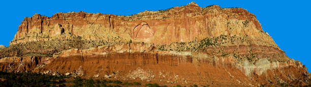 On the Scenic Drive in Capitol Reef National Park. From the top down Wingate Sandstone, Chinle Formation, and Moenkopi Formation layers from the Jurassic and Triassic Periods. Capitol Reef National Park, Utah; Part of the Waterpocket Fold. Colorado Plateau area uplifted to create the Waterpocket Fold. en el scenic drive en el parque nacional capitol reef. desde la parte superior hacia abajo wingate sandstone, chinle formation, y moenkopi formation capas de los períodos jurásico y triásico. parque nacional capitol reef, utah; parte del waterpocket fol