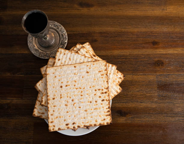 pascha- matzo i kubek kiddush z winem - passover judaism seder kiddush cup zdjęcia i obrazy z banku zdjęć