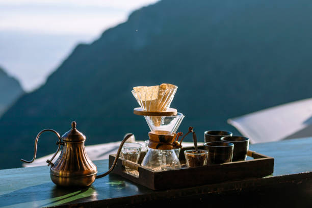 朝の山の景色を望むドリップコーヒーセット - コーヒー　淹れる ストックフォトと画像