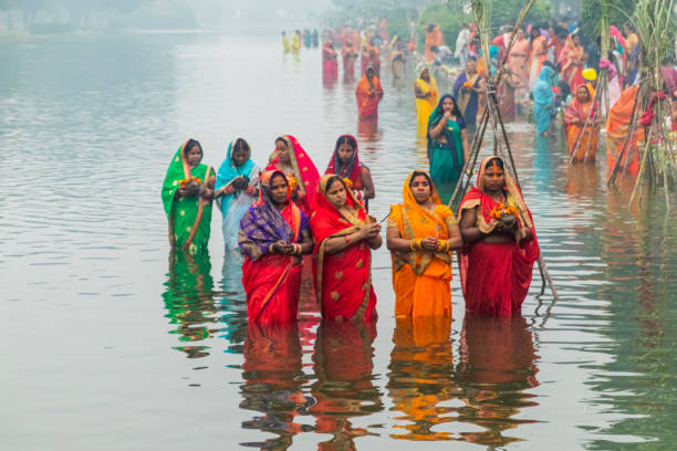 chath puja feiert in der nähe des india gate - devotee stock-fotos und bilder