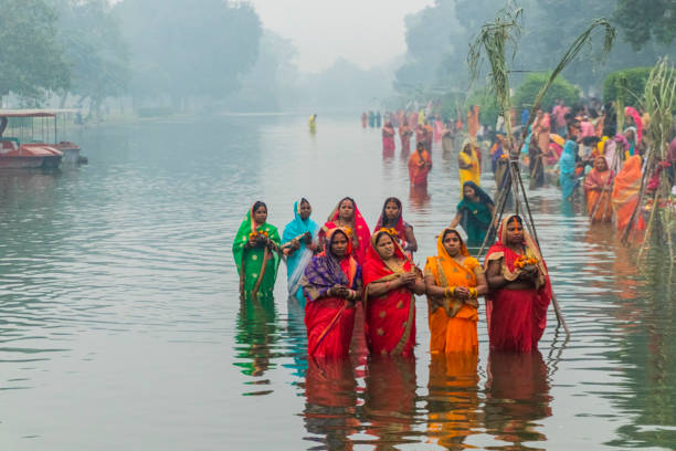 chath puja feiert in der nähe des india gate - devotee stock-fotos und bilder