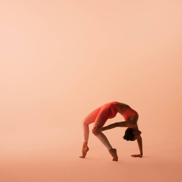 스포츠웨어, 바지, 탑을 입고 요가, 스튜디오 샷을 연습하는 성숙한 스포티 한 여성 - yoga posture women flexibility 뉴스 사진 이미지
