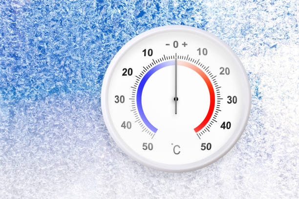 termómetro de escala celsius en una ventana congelada muestra cero grados - fahrenheit fotografías e imágenes de stock