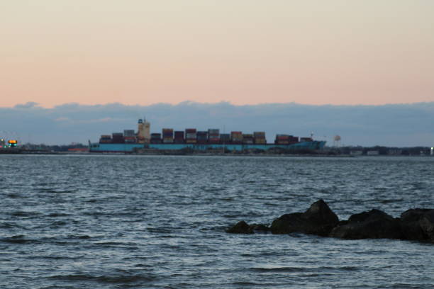 Large full ship Ship leaving the Port of Virginia hampton virginia stock pictures, royalty-free photos & images