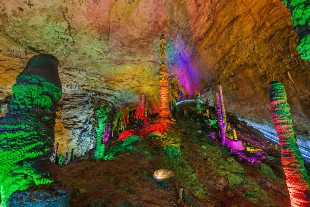 cueva del dragón amarillo huanglong - china - characters exploration colors old fashioned fotografías e imágenes de stock