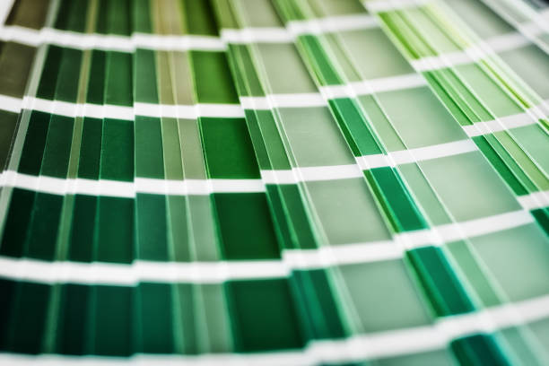 variedade verde em uma amostra de cores de perto - printout catalog cmyk color image - fotografias e filmes do acervo
