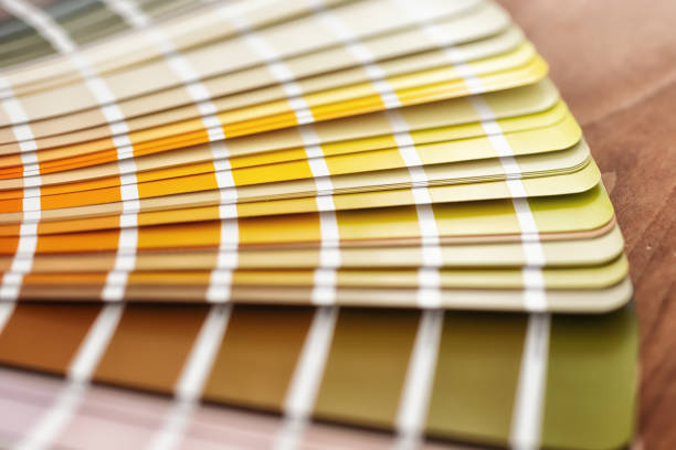 se acerca la muestra de color tonificada sable - swatch spectrum multi colored document fotografías e imágenes de stock