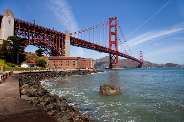 ponte golden gate nella luminosa luce estiva - san francisco county vacations tourism travel foto e immagini stock