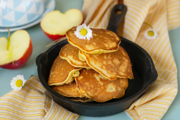 домашние сладкие яблочные блины с тертыми яблоками и корицей - griddle cake стоковые фото и изображения