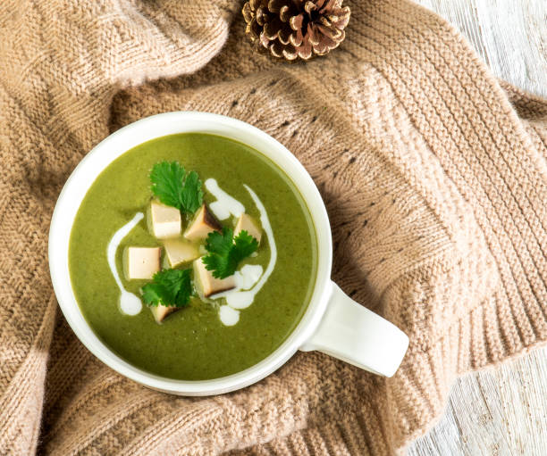 zuppa di broccoli a base di cocco e panna - cream of broccoli foto e immagini stock