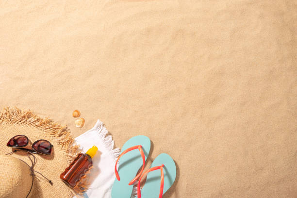 accessori da spiaggia donna con spazio di copia - seashell shell sand copy space foto e immagini stock