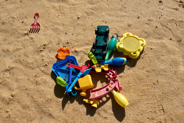 istock to play with the sand 1302965445