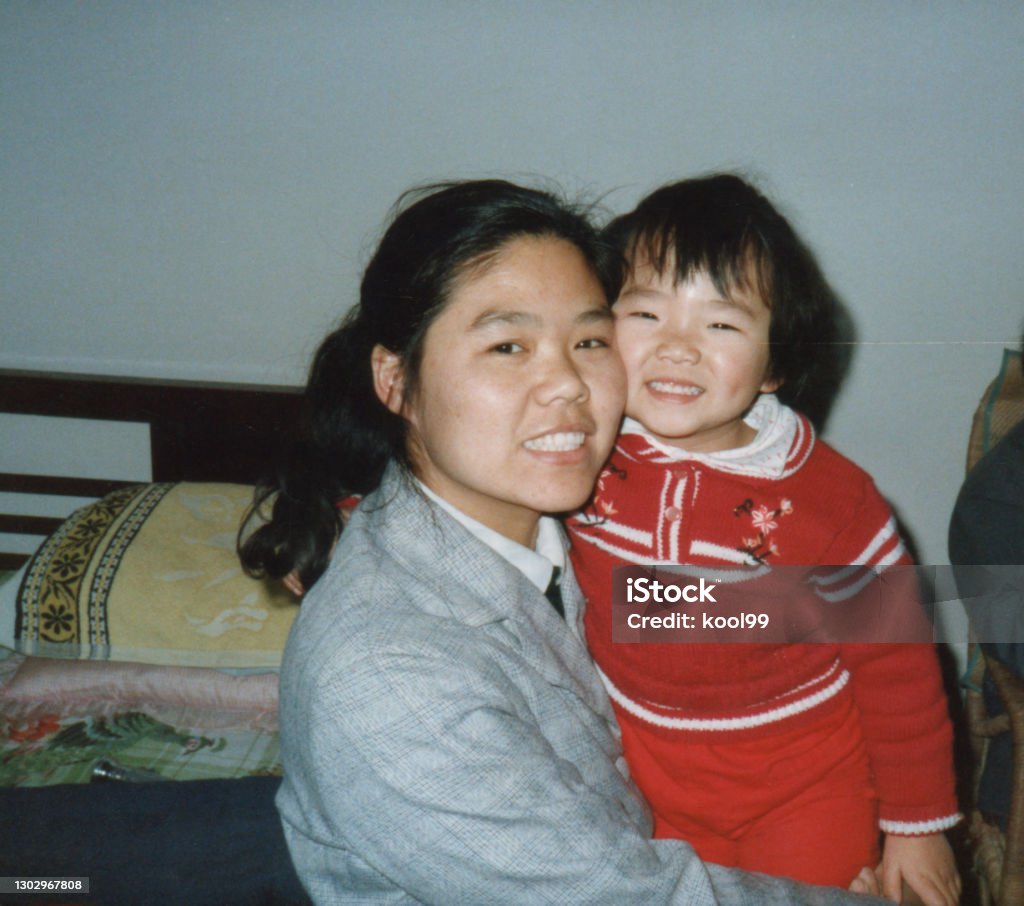 1980er Jahre China kleines Mädchen und Mutter alte Fotos des wirklichen Lebens - Lizenzfrei Fotografie Stock-Foto