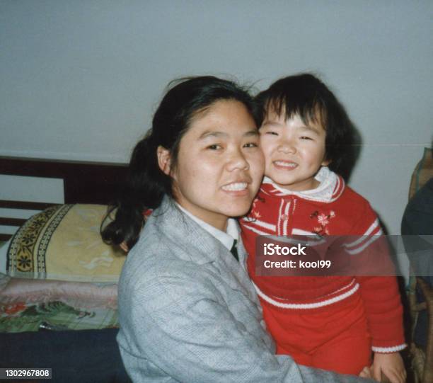 1980er Jahre China Kleines Mädchen Und Mutter Alte Fotos Des Wirklichen Lebens Stockfoto und mehr Bilder von Fotografie