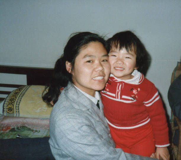 1980 china niña y madre vieja fotos de la vida real - familia fotos fotografías e imágenes de stock
