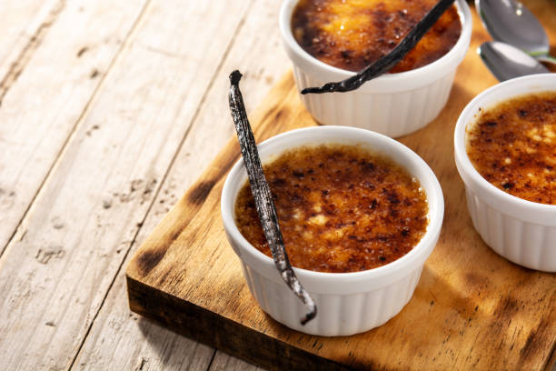 ボウルに自家製クレームブリュレ - dessert creme brulee food gourmet ストックフォトと画像