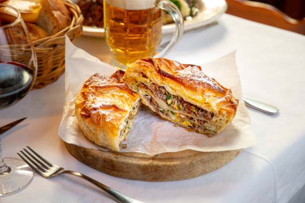 burek mit hackfleisch und anderen zutaten in der hälfte geschnitten, rustikale ort einstellung - beef pie stock-fotos und bilder