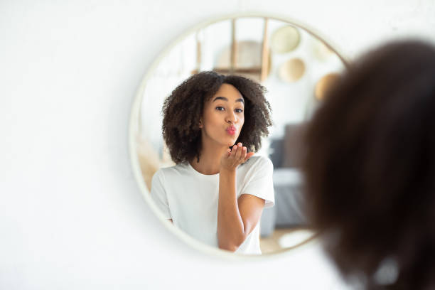 świetny wygląd, miłość do siebie i idealna skóra - mirror women kissing human face zdjęcia i obrazy z banku zdjęć