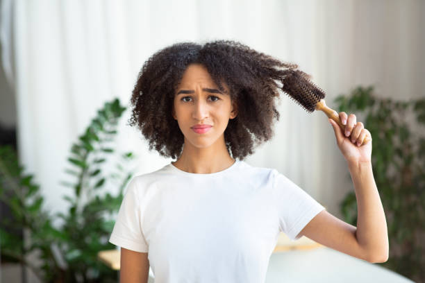 pérdida de cabello, problemas de condición, signo de deficiencia de vitaminas, uso excesivo de plancha secadora de pelo, necesidad de tratamiento - straightener fotografías e imágenes de stock