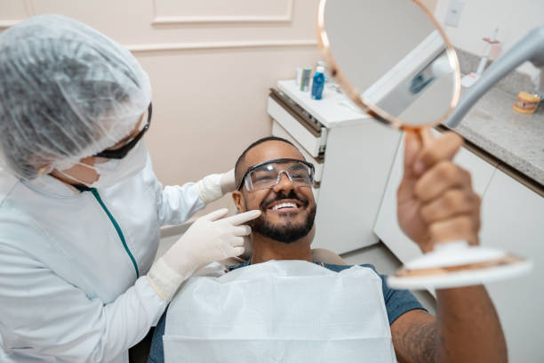 pacjent sprawdzający wynik leczenia stomatologicznego - dentist office dentists chair dentist dental hygiene zdjęcia i obrazy z banku zdjęć