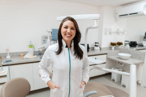 portret dentysta kobieta uśmiechnięta - female dentist zdjęcia i obrazy z banku zdjęć