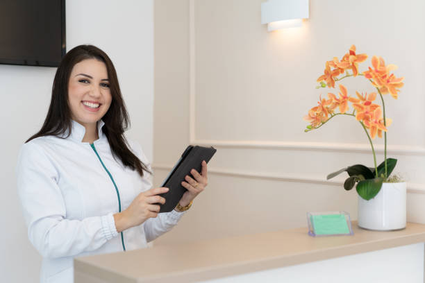 디지털 태블릿으로 일하는 여성 의사 - dentist receptionist doctors office healthcare and medicine 뉴스 사진 이미지
