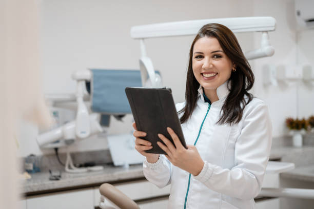 dentist uses digital table in dental office - dentist dental hygiene dental assistant dentist office imagens e fotografias de stock