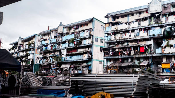 condominio di tenement multi-livello nelle filippine - manila apartment poverty slum foto e immagini stock