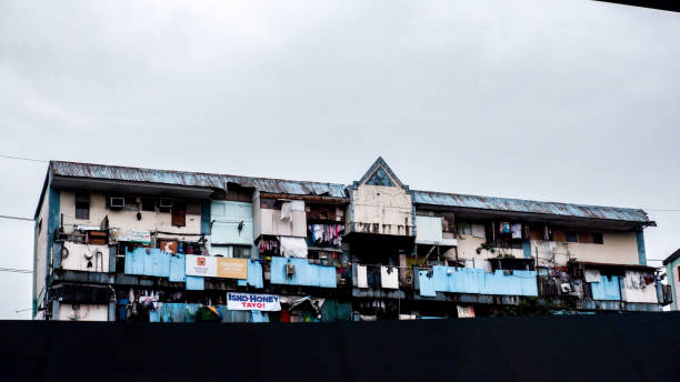 edifício de apartamentos de cortiço multi-nível nas filipinas - manila apartment poverty slum - fotografias e filmes do acervo