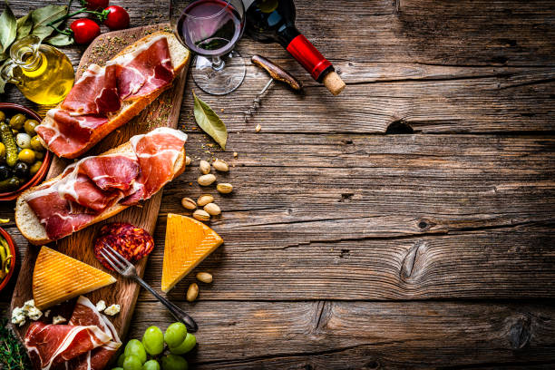 cuisine espagnole : sandwich au jambon iberico, bocadillo espagnol de jamon iberico et vin rouge - food appetizer still life ham photos et images de collection