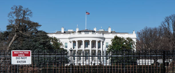 境界フェンスと制限区域の看板を持つホワイトハウス。 - washington dc day white house american flag ストックフォトと画像