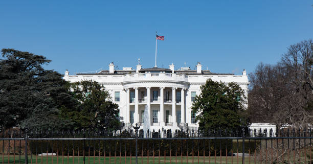 境界フェンスを持つホワイトハウス。 - washington dc day white house american flag ストックフォトと画像