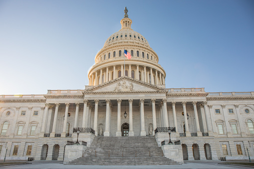 El Capitolio en Washington, D.C. con cielo azul brillante. photo
