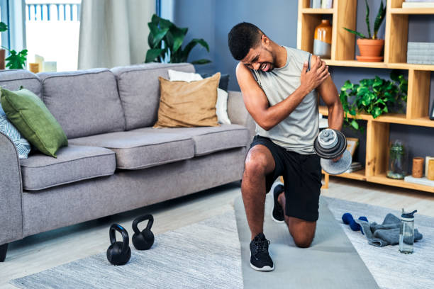 una técnica inadecuada puede causar mucho dolor - pain shoulder physical injury sport fotografías e imágenes de stock