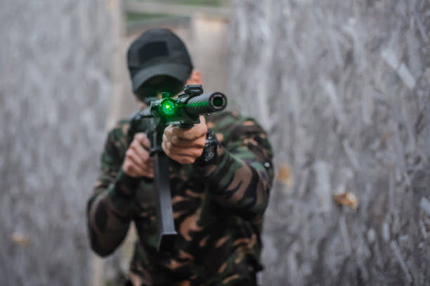 солдат армии в действии, направленных на оружие лазерной оптики прицела - rifle sport air target shooting стоковые фото и изображения