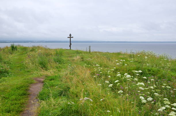 cruz conmemorativa en la montaña alexander en el fondo del lago pleshcheyevo. pereslavl-zalessky, región de yaroslavl, rusia - plescheevo fotografías e imágenes de stock