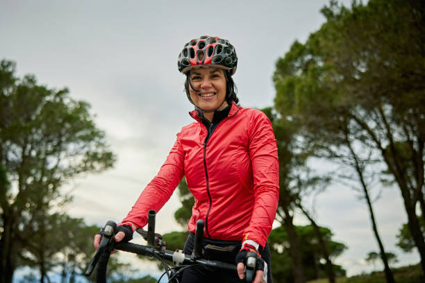 портрет веселый начале 50-х испаноязычных женщин-велосипедистов - cycling bicycle triathlon women стоковые фото и изображения
