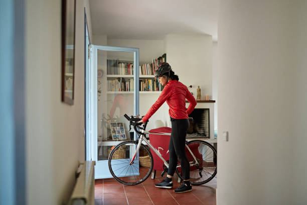 triatleta femenina saliendo de casa con bicicleta de carreras - home sale fotografías e imágenes de stock