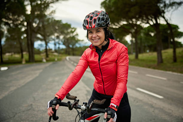 портрет зрелой испаноязычной женщины-триатлонистки в обучении - cycling bicycle triathlon women стоковые фото и изображения