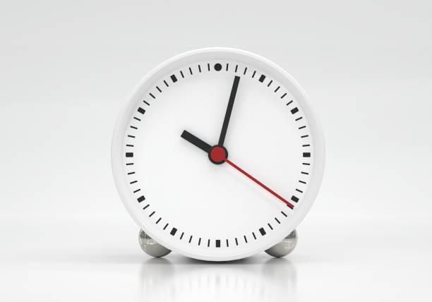 faccia dell'orologio con lancette delle ore e delle seconde ore a ore circa 10 su sfondo bianco. concetto di oggetti e attrezzature. ultimamente tema del tempo. immagine di rendering dell'illustrazione 3d - alarm clock clock clock face time foto e immagini stock