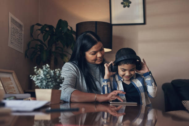 nada nos recordó la importancia de ser padres como la cuarentena - child digital tablet mother teaching fotografías e imágenes de stock