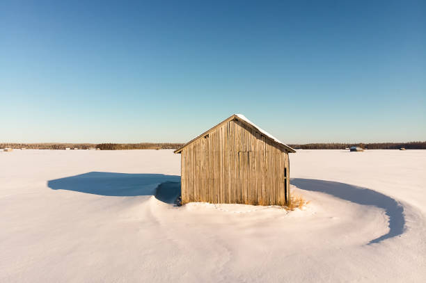тени старого дома сарая - winter finland agriculture barn стоковые фото и изображения