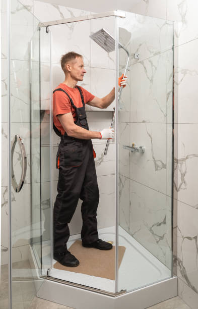 Shower Operater 2,700+ Bathroom Shower Installation Stock Photos, Pictures & Royalty ...