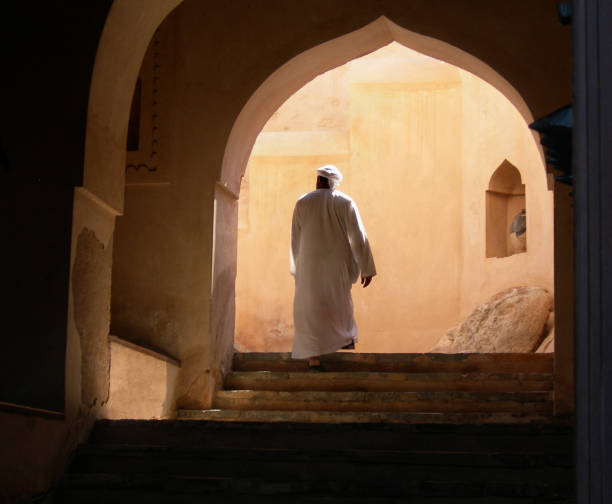 熱いオマーニの雰囲気。 - oman greater masqat fort tourism ストックフォトと画像