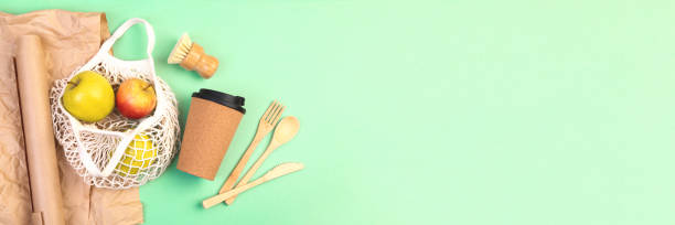 再利用可能な木製カトラリー、コルクマグカップ、リンゴ付き食料品袋 - bamboo color image copy space cork ストックフォトと画像